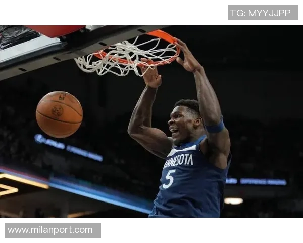 爱德华兹巧妙突破包夹精准传球助攻戈贝尔精彩扣篮得分 爱德华兹巧妙突破包夹精准传球助攻戈贝尔精彩扣篮得分