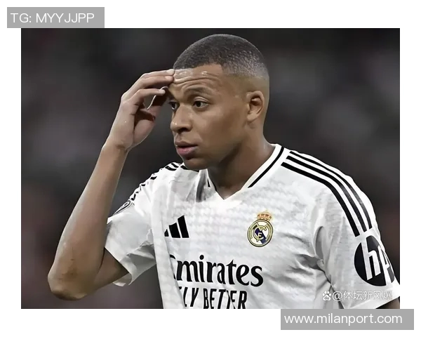 皇马反击机会错失姆巴佩禁区前射门偏离目标成高射炮