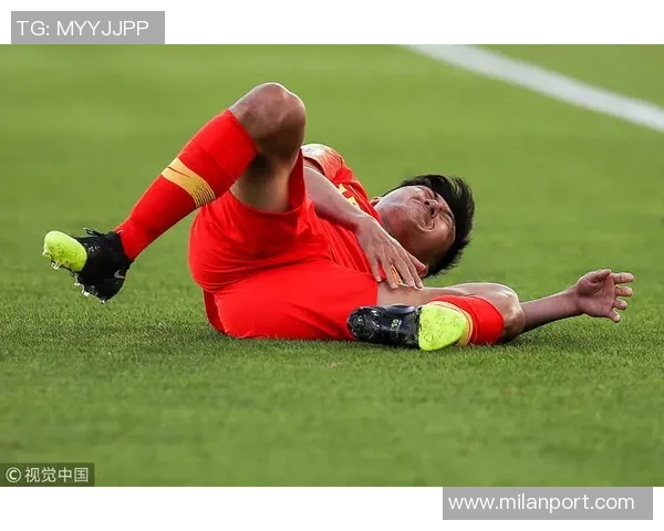 王钰栋热身赛遭泰国队飞踹重创痛苦倒地引发关注与担忧 王钰栋热身赛遭泰国队飞踹重创痛苦倒地引发关注与担忧