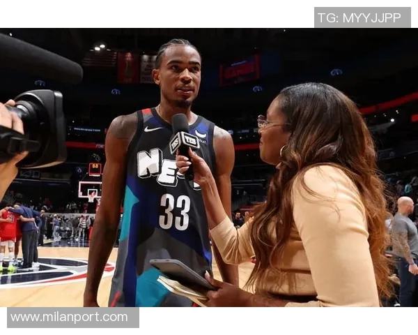 克拉克斯顿全能表现助球队获胜9投7中贡献15分9板4助3断3帽正负值1