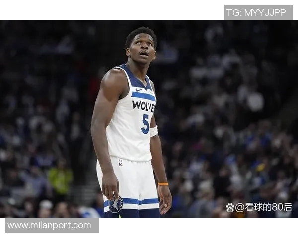 爱德华兹半场表现平平次节仅靠罚球得分球队状态堪忧 爱德华兹半场表现平平次节仅靠罚球得分球队状态堪忧